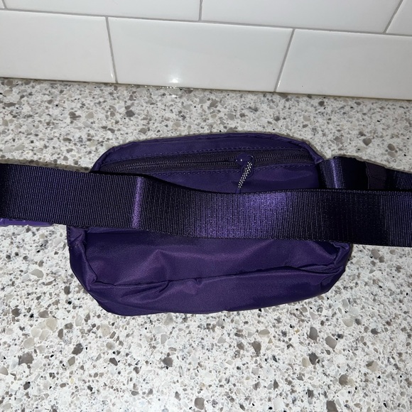 NWT lululemon 1L everywhere Belt Bag Dark purple - Picture 2 of 4